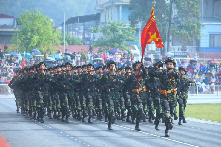Thượng tướng Nguyễn Tân Cương thị sát hợp luyện diễu binh, diễu hành tại sân vận động Điện Biên - 10