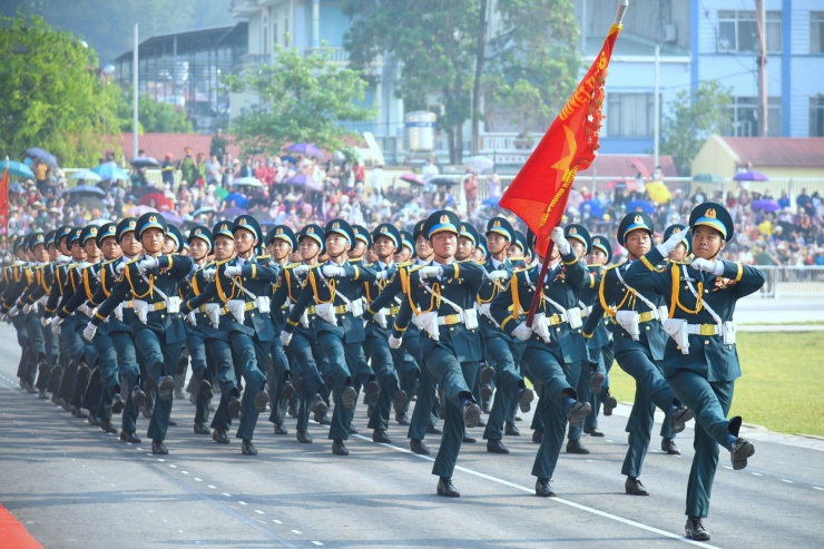 Các khối Quân đội nhân dân Việt Nam với bước quân hành rắn rỏi.
