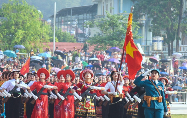 Khối nữ Dân quân các dân tộc Tây Bắc.