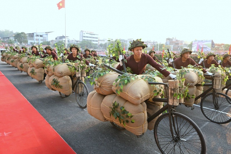 Khối Dân công hỏa tuyến với những chiếc xe đạp thồ góp phần to lớn làm nên Chiến thắng lịch sử Điện Biên Phủ.