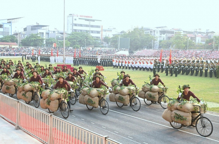 Thượng tướng Nguyễn Tân Cương thị sát hợp luyện diễu binh, diễu hành tại sân vận động Điện Biên - 14