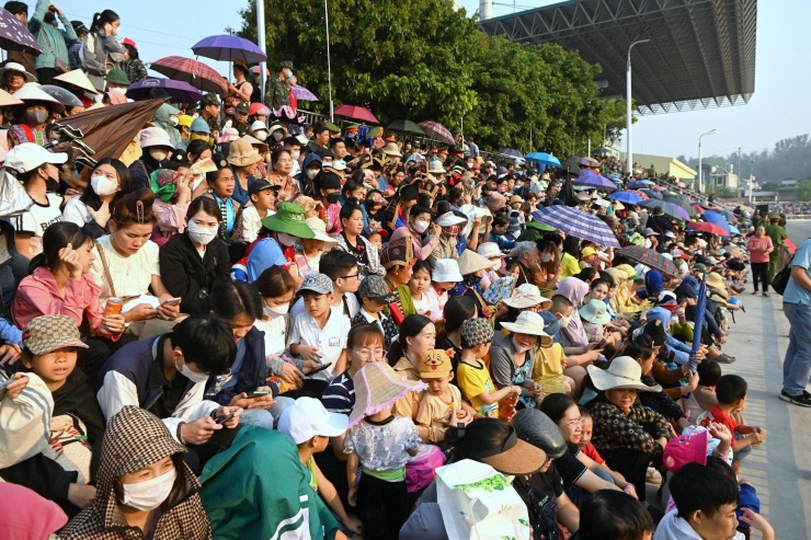 
Dù thời tiết nắng nóng, rất đông người dân Điện Biên đã tới sân vận động để theo dõi và cổ vũ các lực lượng tham gia hợp luyện.