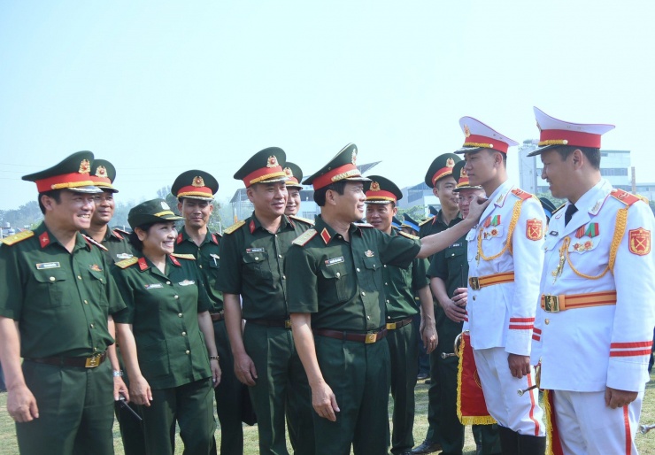 Thượng tướng Nguyễn Tân Cương - Tổng Tham mưu trưởng, Thứ trưởng Bộ Quốc phòng, kiểm tra, động viên quân nhân Đoàn Nghi lễ Quân đội tham gia hợp luyện.