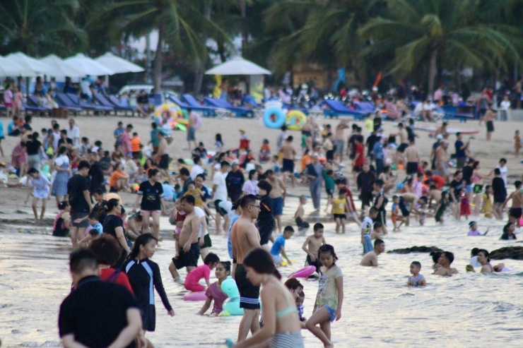Dịp lễ 30/4 và 1/5, lượng người đổ ra biển Nha Trang giải nhiệt lại càng đông nghẹt. Trên bờ, dưới biển không khí vô cùng nhộn nhịp.