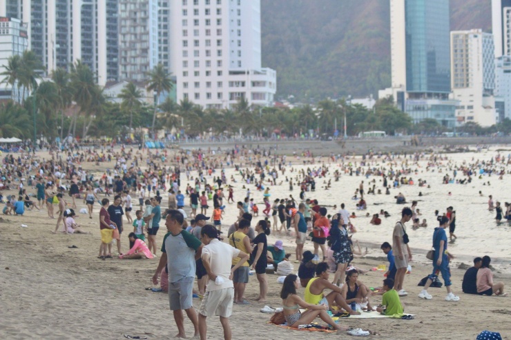 Tại các bãi biển khu vực đường Trần Phú và Phạm Văn Đồng, từ khoảng 16h đã có đông đảo người dân và du khách kéo về đây để được ngâm mình vào dòng nước biển mát lạnh, giải nhiệt nắng nóng.