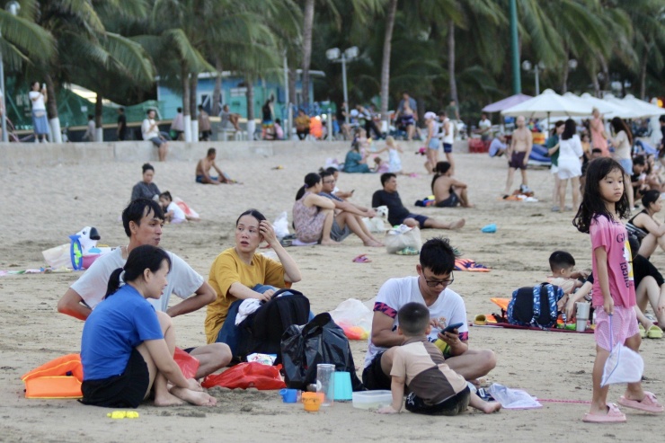 Chỉ cần ra biển Nha Trang, ngồi trò chuyện cùng những người thân yêu đã có thể đem lại cảm giác bình yên, thư giãn sau những ngày làm việc căng thẳng.