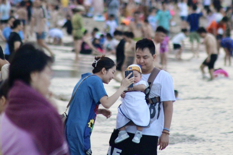 Khí hậu Nha Trang những ngày này trong lành, ít gió nên một số cặp vợ chồng trẻ cũng đưa con nhỏ đến biển để vui chơi, làm quen với môi trường tự nhiên.