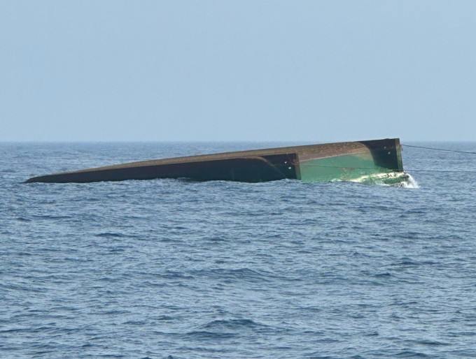 Sà lan chìm khi chở hơn 1.236 m3 đá ra đảo Lý Sơn thi công đê chắn sóng cho cảng Bến Đình. Ảnh: Biên phòng cung cấp