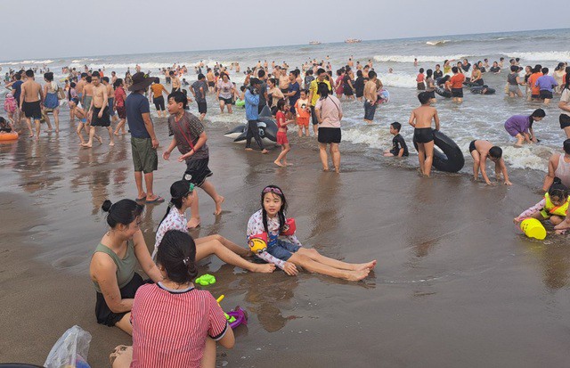 Ngay trong ngày đầu nghỉ lễ, biển Sầm Sơn đã đông kín người