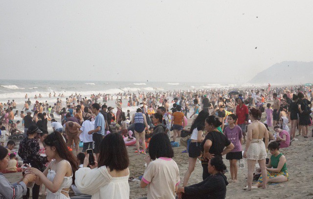 Bãi biển Sầm Sơn ken đặc người trong chiều 27-4