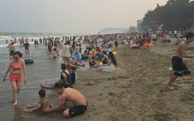Do tiết trời nắng nóng, có thời điểm lên tới 40 độ C, vì thế du khách thường chọn đi tắm biển để giải nhiệt
