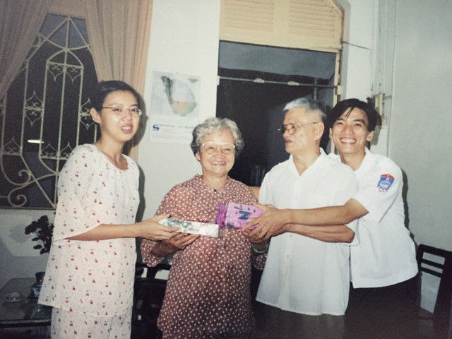 Gia đình ông bà Hà Thị Kiên và Nguyễn Văn Minh cùng hai con (Ảnh do gia đình cung cấp)