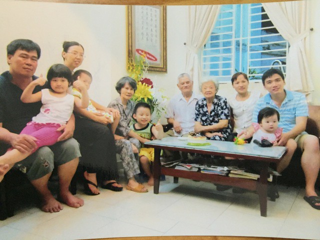 Gia đình bà Hà Thị Kiên và ông Nguyễn Văn Minh cùng các con, cháu nội, cháu ngoại (Ảnh do gia đình cung cấp)