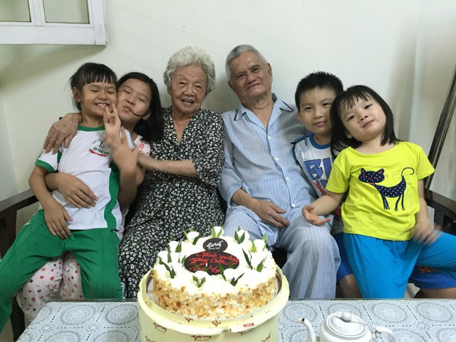 Vợ chồng bà Hà Thị Kiên và ông Nguyễn Văn Minh cùng cháu nội, cháu ngoại. (Ảnh do gia đình cung cấp)