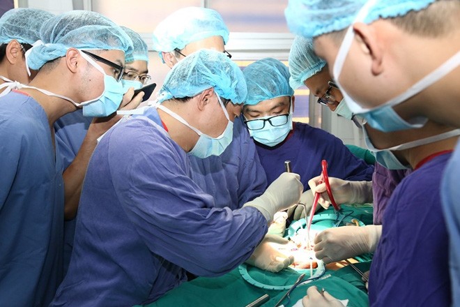 Các bác sĩ Bệnh viện Hữu nghị Việt Đức phẫu thuật cấp cứu cho bệnh nhân - Ảnh: Bệnh viện cung cấp