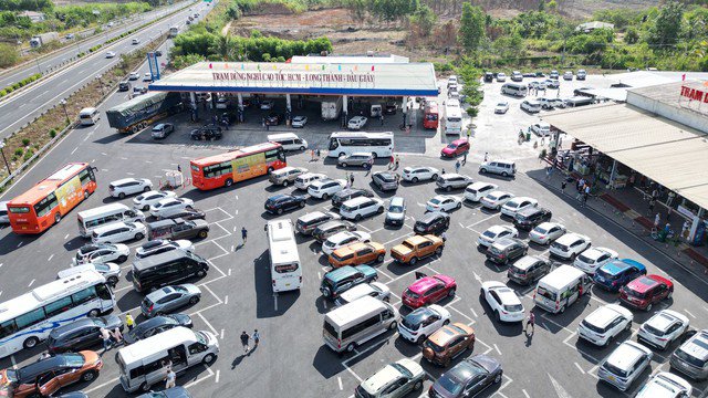 Trạm dừng chân trên cao tốc TP HCM - Long Thành - Dầu Giây cũng đông nghịt người và xe cộ