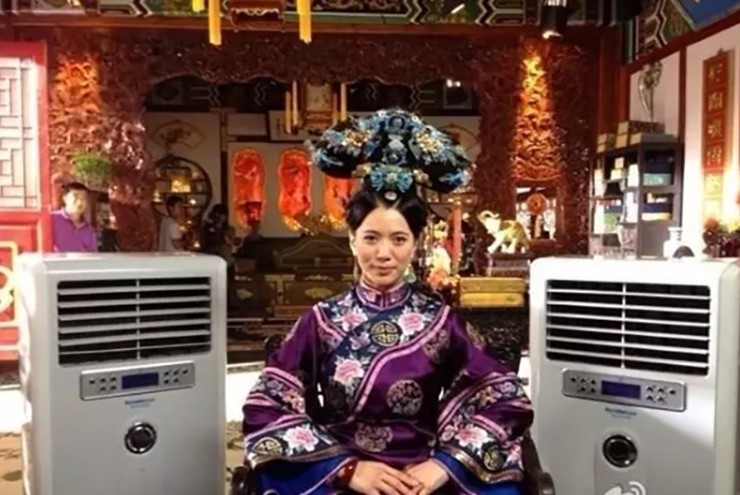 Các bộ phim cổ trang
Trung Quốc được ghi hình vào mùa hè là một cực hình với dàn diễn
viên. Viên Vịnh Nghi một lúc cần tới 2 chiếc quạt điều hòa vì quá
nóng khi mang trang phục dày cộp, kín mít.