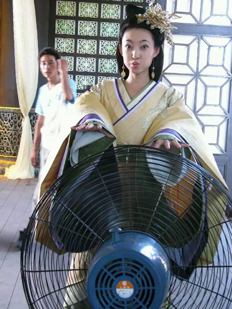 Nữ diễn viên Vương Lệ
Khôn phải cần tới chiếc quạt lớn thế này mới bớt nóng.