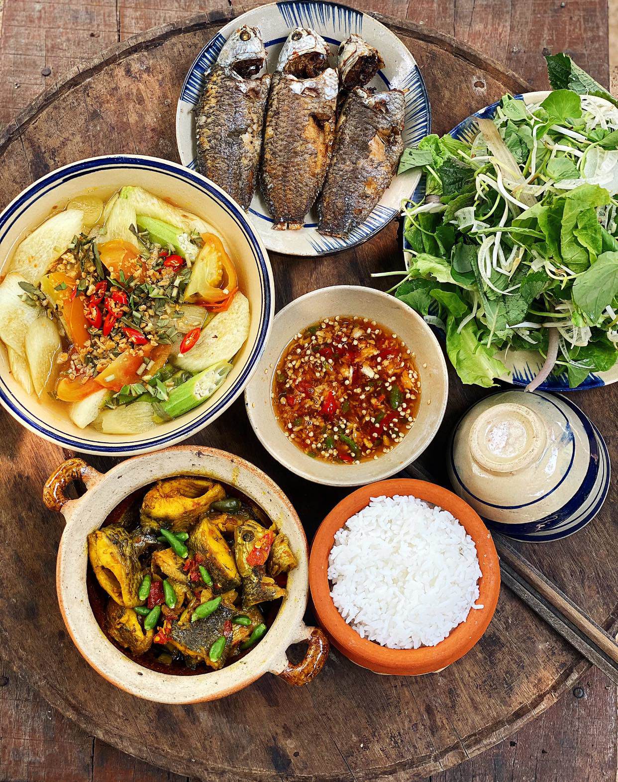 Canh chua + Cá rô chiên + Cá rô kho + Rau sống