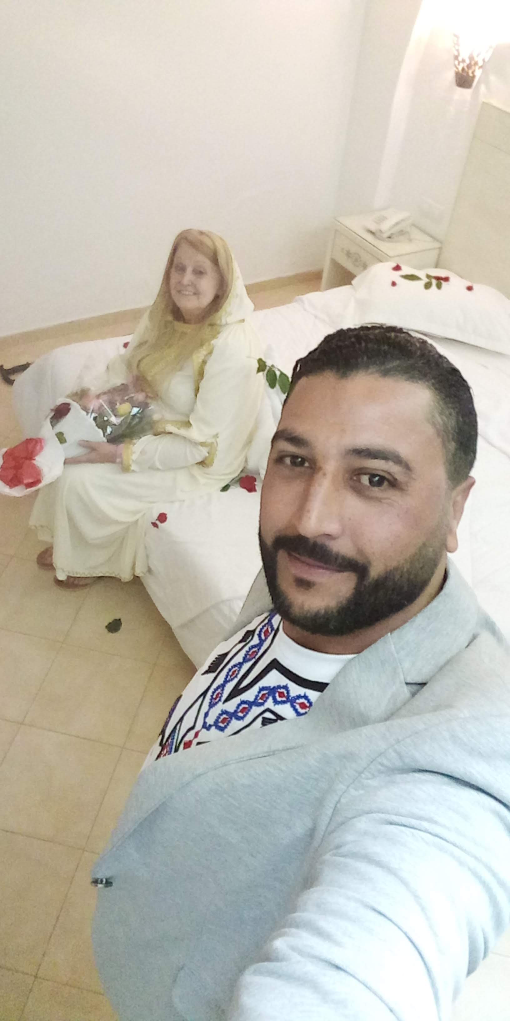 Cặp đôi kết hôn 2 năm sau khi gặp nhau trong một buổi lễ ở Tunisia.