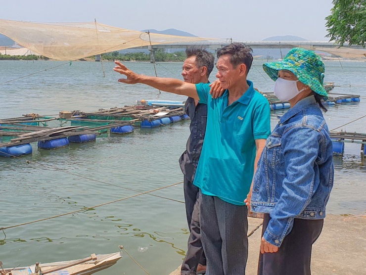 Anh Nguyễn Văn Từ cùng anh trai và chị gái hồi ức về những kỷ niệm bên dòng sông quê sau 43 năm thất lạc. Ảnh: BẢO THIÊN