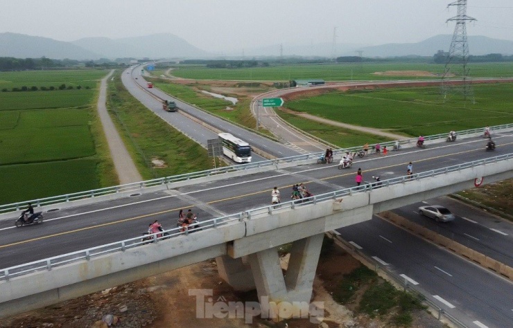 Hai nút giao được đầu tư hơn 620 tỷ đồng sau khi thông xe lại phải đóng rào nên người dân địa phương đã ra đây đi bộ, tập thể dục.