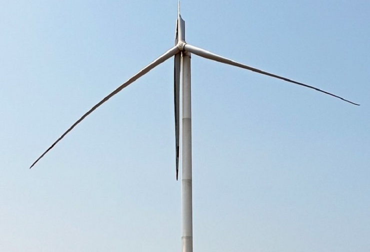 Một cánh quạt của trụ điện gió bị gãy.