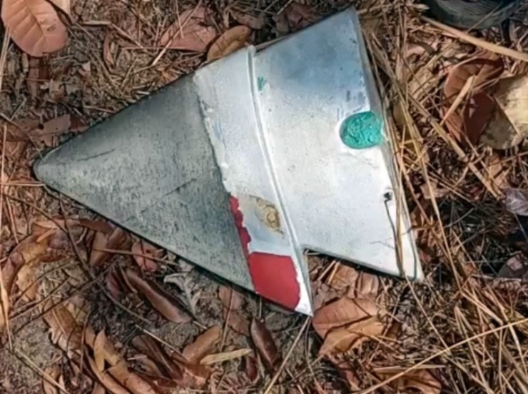 Người dân nhặt được mảnh vỡ được cho là của cánh quạt vừa bị gãy.