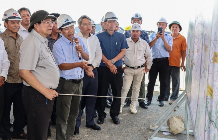 Thủ tướng kiểm tra tiến độ dự án cao tốc Khánh Hòa - Buôn Mê Thuột. Ảnh: NHẬT THANH