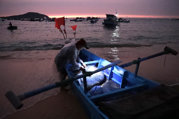 Phú Yên có 189 km bờ biển và rất nhiều làng chài với những bãi biển thoai thoải cát vàng. Ngoại trừ những nơi có cảng cá, tập trung những tàu thuyền lớn đánh bắt khơi xa, còn lại những ghe thuyền đánh bắt gần bờ, đi tối về sớm mai thường cập bến ở bãi neo đậu.