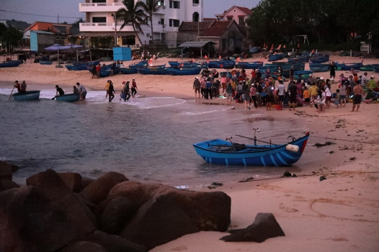 Mùa này, khi biển bắt đầu đi dần ra xa, bãi cát trước làng chài như rộng lớn hơn. Buổi sáng, khi mặt trời bắt đầu ưng ửng ở phía đông, những chiếc thuyền đánh cá gần bờ bắt đầu cập bờ ở ngay chân sóng (thuyền nhỏ này đi tìm luồng cá từ chiều hôm trước; còn những thuyền lớn hơn, đánh bắt dài ngày ở khơi xa sẽ cập vào cảng cá). Lúc này, không gian bãi biển gần mép nước ngay trước làng trở thành bến cá.