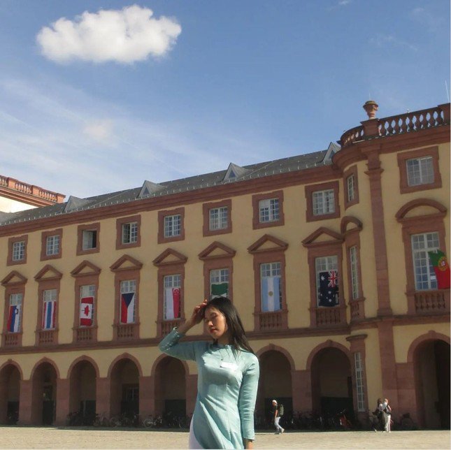 Huyền Minh tại Ngày hội Trao đổi văn hóa cho Sinh viên quốc tế tại Đại học Mannheim, Đức.