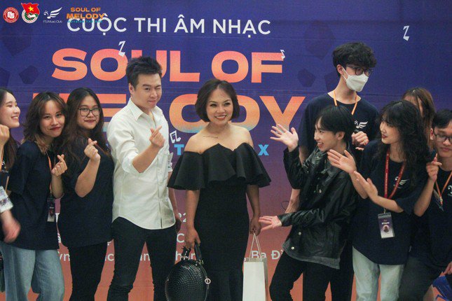 Huyền Minh (thứ 2 từ trái sang) và Ban Tổ chức Soul of Melody chụp hình cùng Nhạc sĩ Phạm Toàn Thắng và Ca sĩ Thái Thùy Linh.