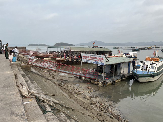 Cảng tàu Quan Lạn thường xuyên bị triều kiệt ảnh hưởng việc đón trả khách.