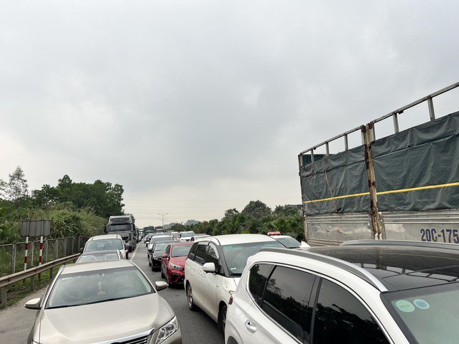 Ùn tắc trên cao tốc Hà Nội - Thái Nguyên xảy ra chiều đi Thái Nguyên từ khoảng 8h30 sáng nay.