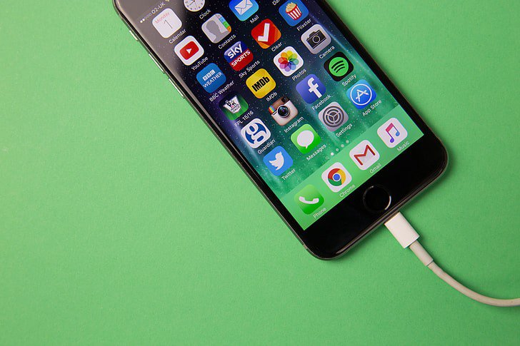 Apple tiết lộ cách sạc iPhone qua đêm an toàn. Ảnh minh họa