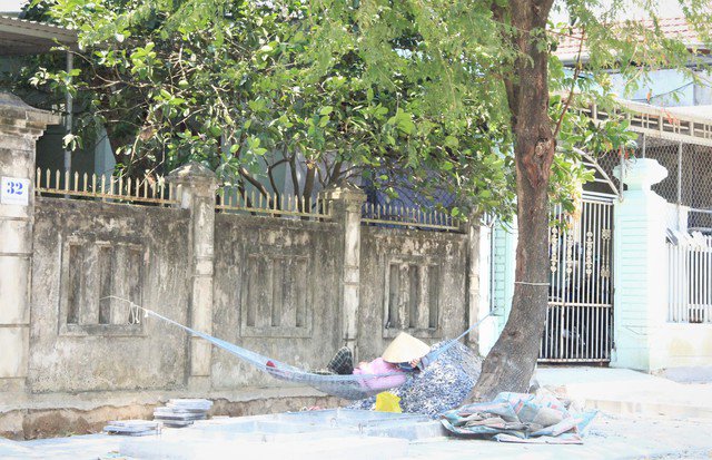 Giấc ngủ trưa của người bán hàng rong, người lao động dưới cái nắng 44 độ C của TP Đông Hà.