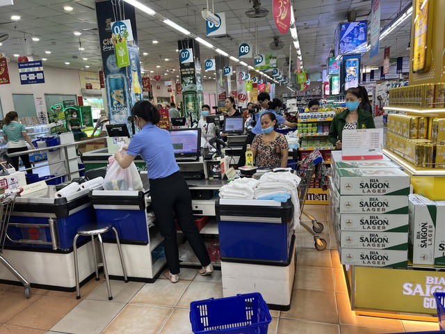 Khách xếp hàng chờ tính tiền tại Coopmart Nguyễn Đình Chiểu, TP HCM