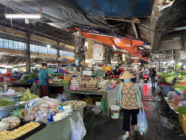 Khu vực bán hàng thực phẩm tươi sống ở chợ Thị Nghè, người bán nhiều hơn người mua