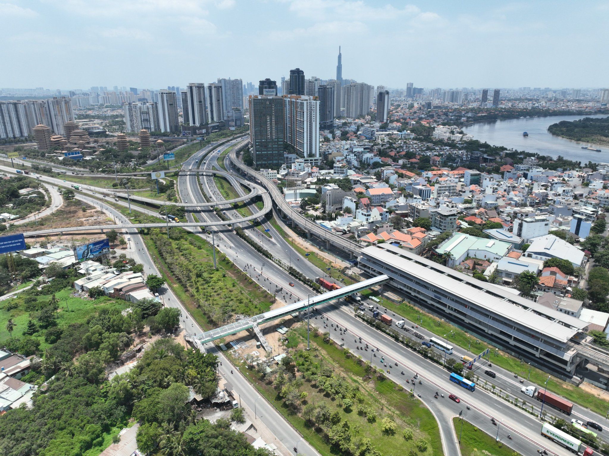 Hoàn thành hai cầu đi bộ kết nối Metro Bến Thành – Suối Tiên - 2