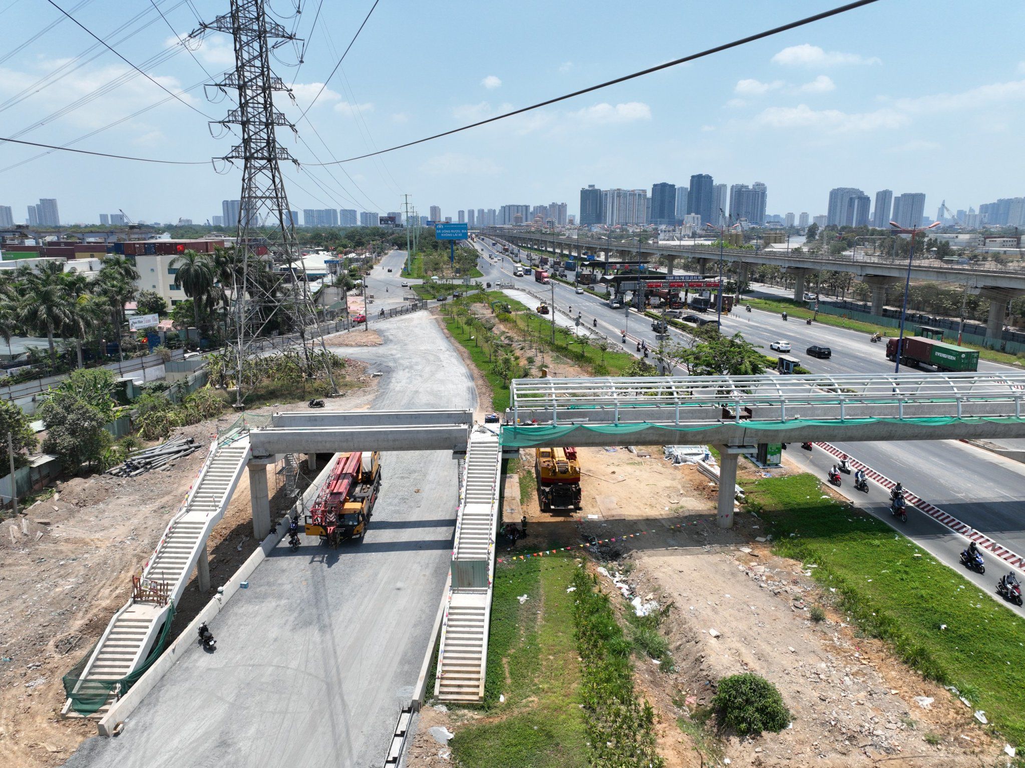 Chủ đầu tư hiện đang tích cực phối hợp nhà thầu, tư vấn đẩy nhanh tiến độ thi công, phấn đấu hoàn thành các cầu đi bộ vào quý 4.