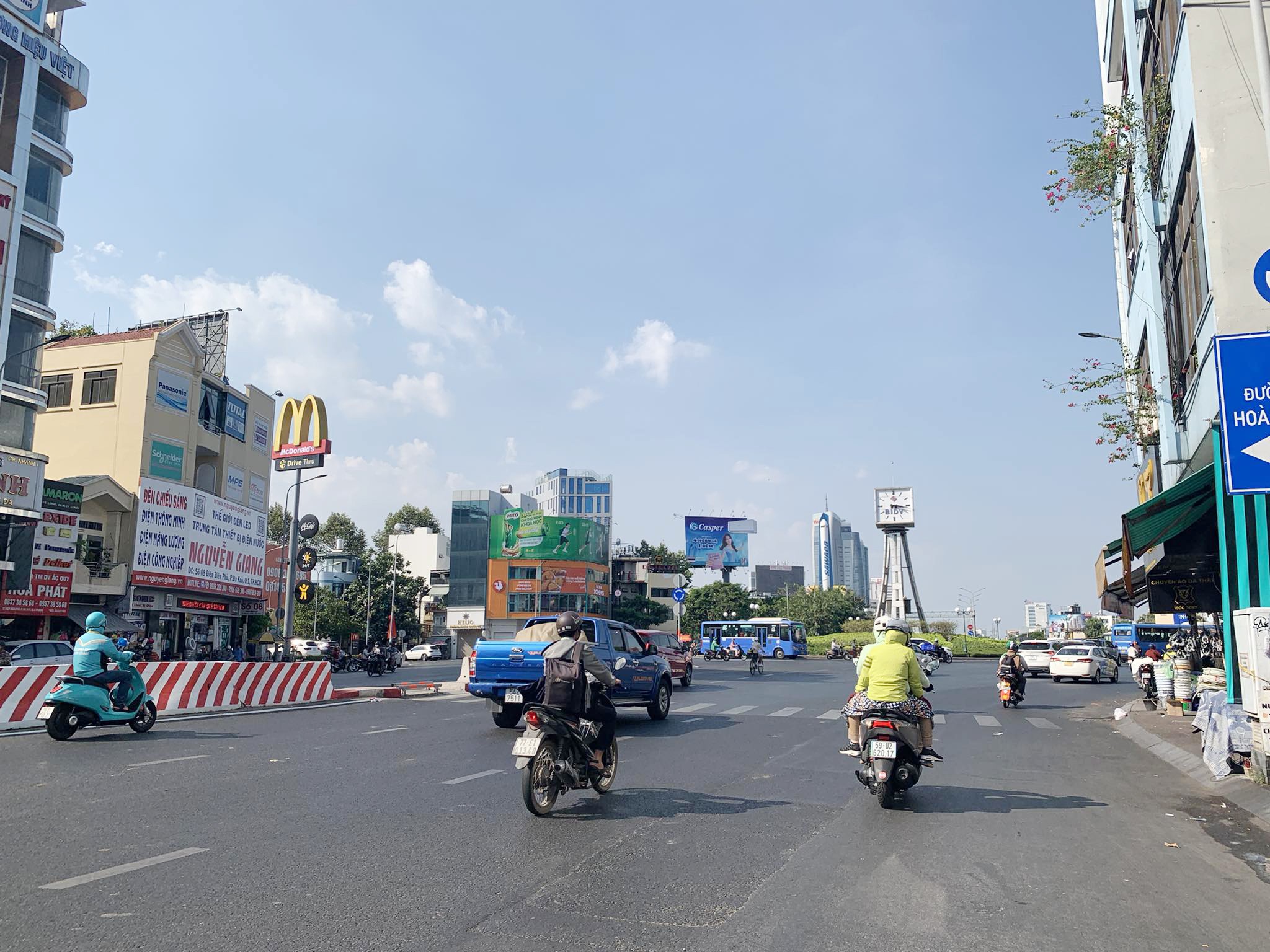 Thời điểm 15h15 ngày 29/4, khu vực đường Điện Biên Phủ nắng như bỏng rát da thịt.