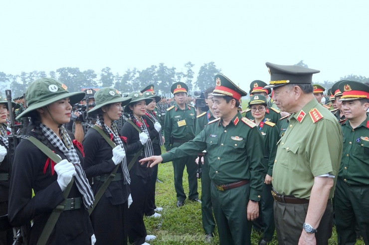 Đại tướng Phan Văn Giang - Bộ trưởng Bộ Quốc phòng và Đại tướng Tô Lâm - Bộ trưởng Bộ Công an, kiểm tra, động viên khối nữ Du kích miền Nam trong buổi hợp luyện tại TB4, ngày 4/4.
