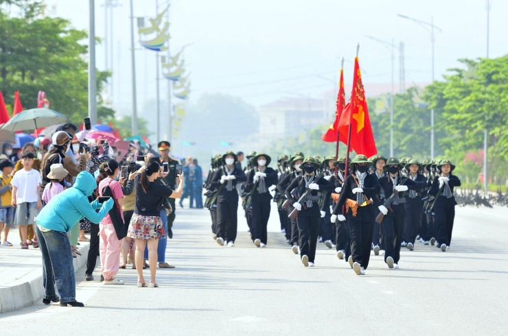 Sau khi cơ động lên Điện Biên cùng các lực lượng khác tiếp tục luyện tập, khối nữ Du kích miền Nam luôn được người dân Điện Biên háo hức quan tâm.