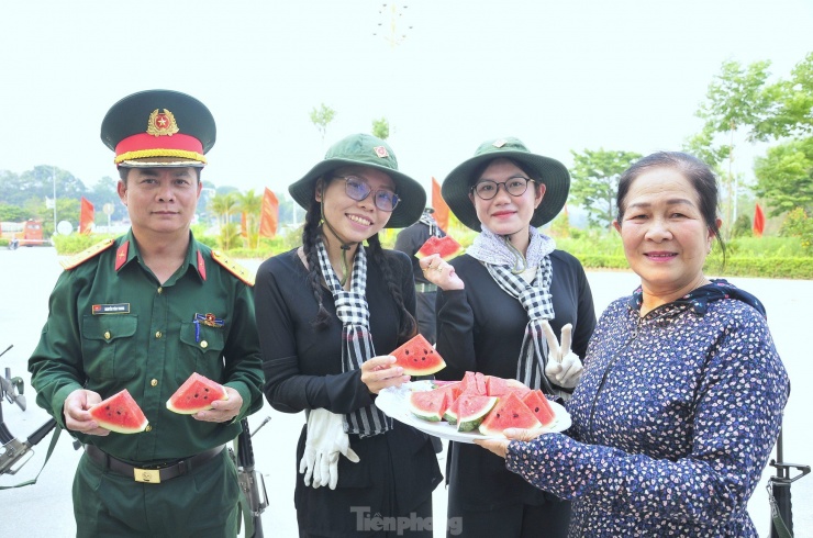 Người dân Điện Biên tiếp sức nữ dân quân phương Nam trong những ngày luyện tập vất vả dưới thời tiết nắng nóng.