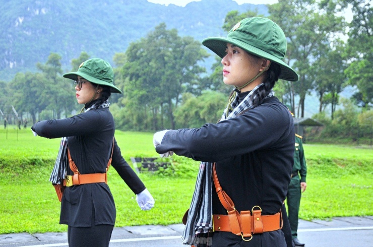 Khối trưởng và Tổ Quân kỳ của khối nữ Du kích miền Nam luyện tập tại TB4.