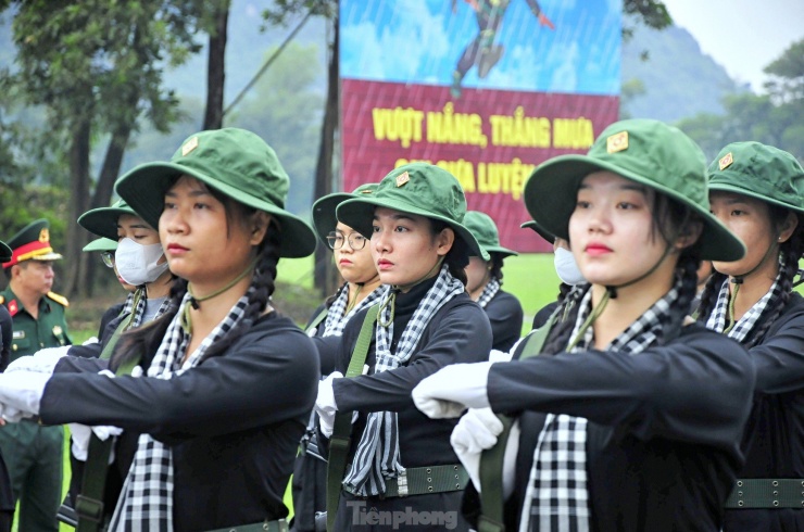 Hình ảnh các nữ dân quân trong trang phục áo bà ba thắt khăn rằn trên sân tập khiến không khí thao trường thêm sôi nổi.