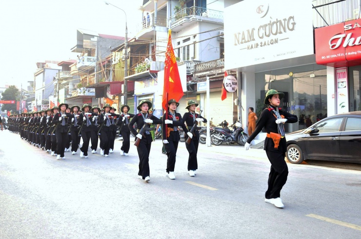 Khối nữ Du kích miền Nam luyện tập trên đường phố Điện Biên.