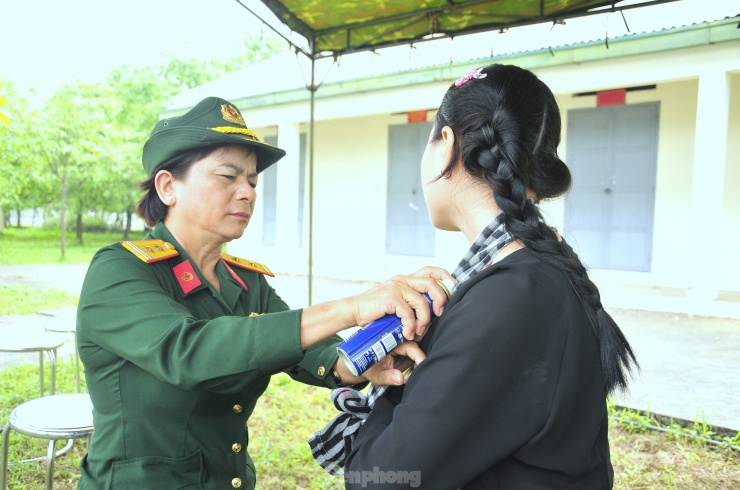 Đội ngũ quân y luôn túc trực ngoài thao trường để đảm bảo sức khỏe cho các nữ dân quân trong thời tiết khắc nghiệt.