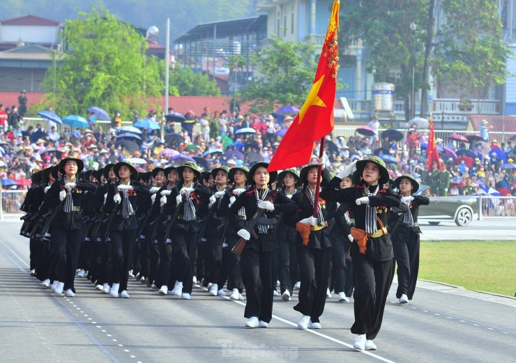 Khối nữ Du kích miền Nam tham gia hợp luyện tại sân vận động Điện Biên, ngày 28/4.